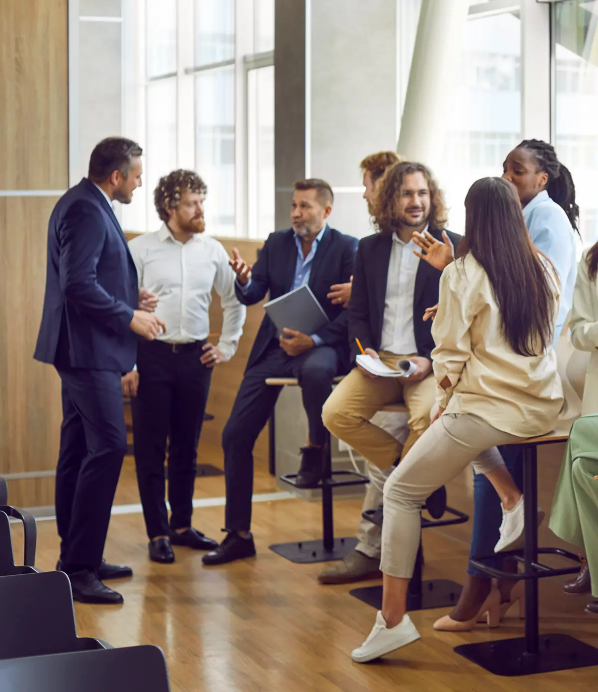 Mitarbeiter eines Unternehmens oder eine Gruppe von Mitarbeitern unterhalten sich in einem modernen Büro oder Konferenzraum über ein Arbeitsprojekt. 