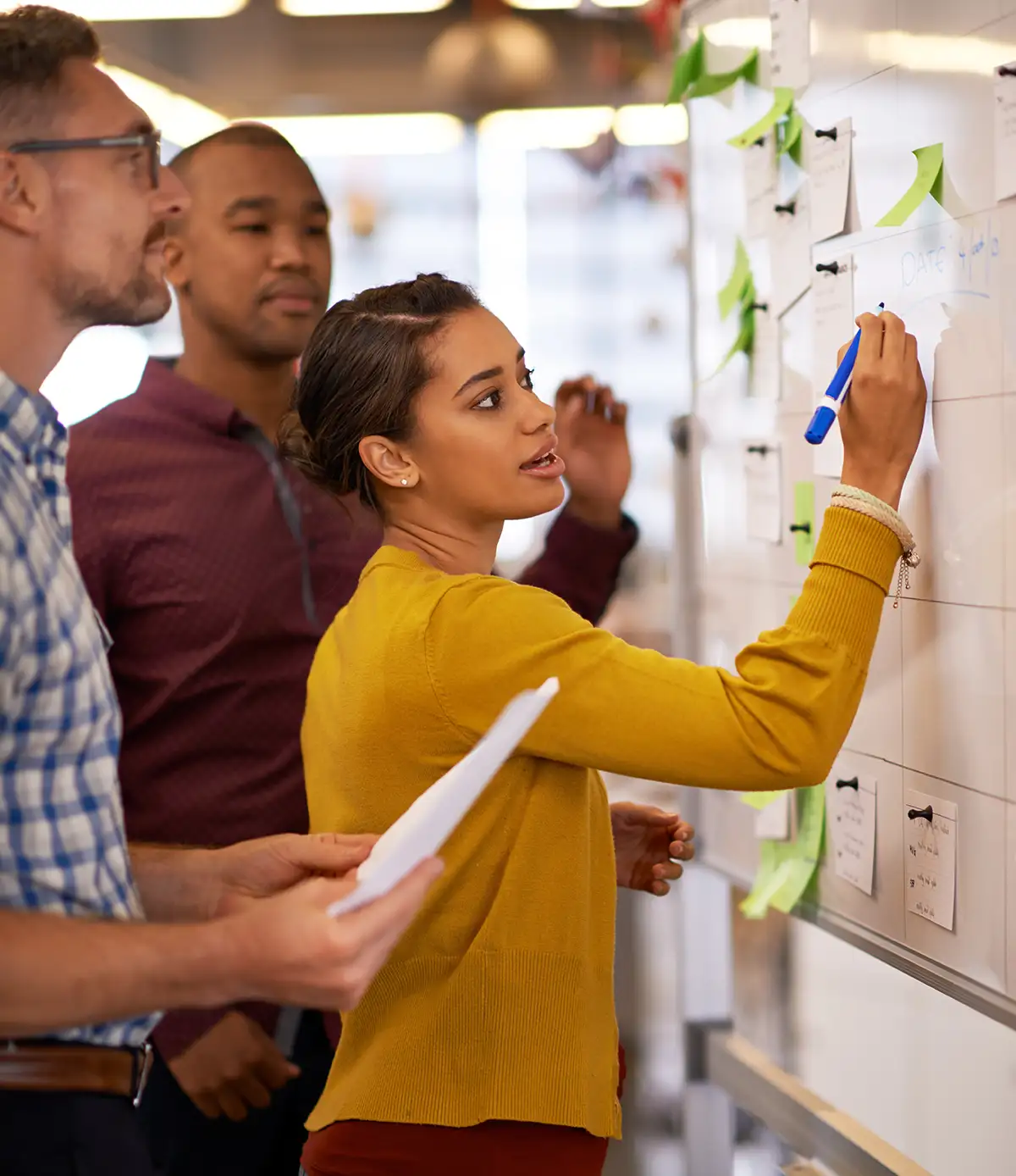Frau, konzentriert und brainstormt an Whiteboard oder Marketingpräsentation oder männliche Mitarbeiter und im Büro. 